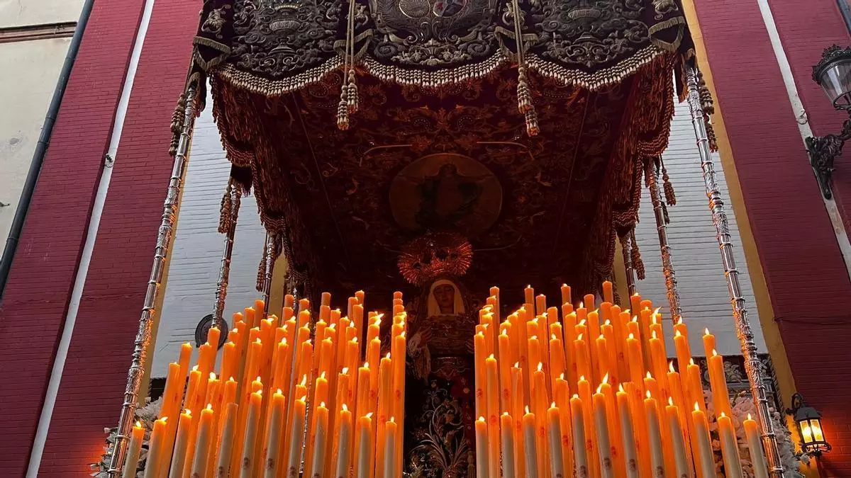 Vídeo | Así ha sido la salida de Nuestra Señora de Regla de la Hermandad de Los Panaderos a sones de "Virgen de Regla"