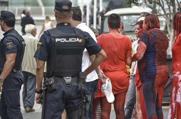 LAS PALMAS DE GRAN CANARIA A 03/06/2017.Protesta de activistas por el Día de las Fuerzas Armadas en Plaza de las Islas Canarias. FOTO: J.PÉREZ CURBELO