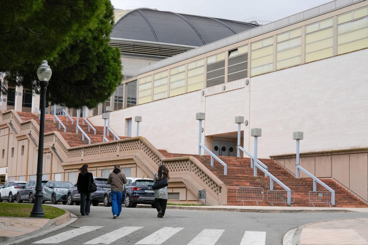 Miembros de los despachos de arquitectura finalistas visitan el Sant Jordi Club para encauzar sus propuestas de remodelación