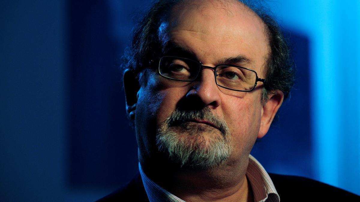 12/8/2022. Acuchillado en el cuello el escritor Salman Rushdie durante una conferencia en Nueva York.