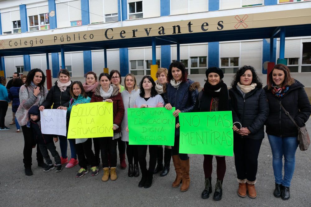 Protesta en el colegio Cervantes de Sax