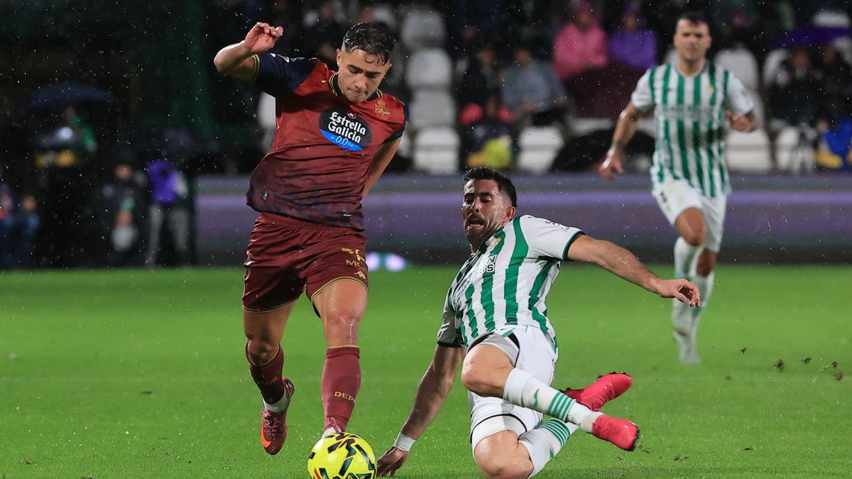 Yeremay avanza con el balón en el partido contra el Córdoba.