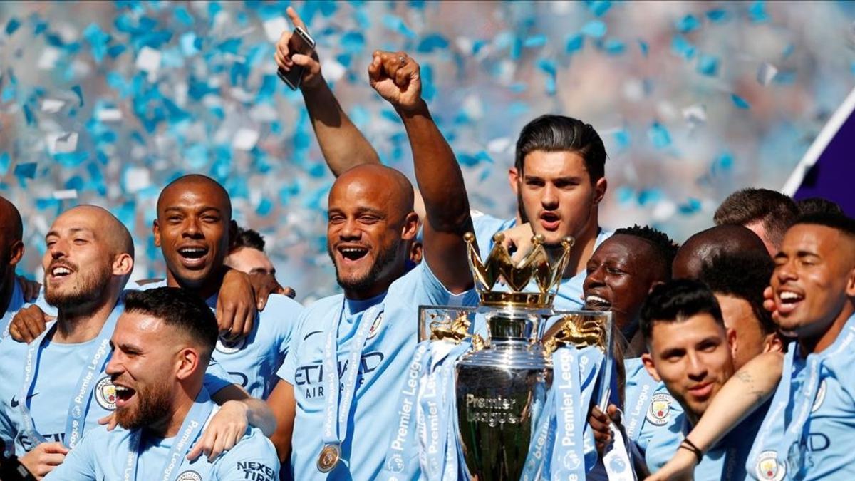 El Manchester City celebran la conquista de su título de Premier League.