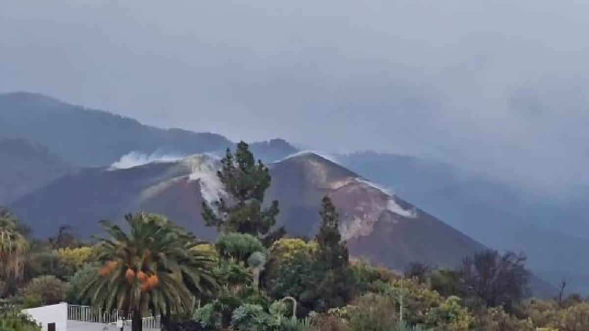 El volcán de La Palma 'hierve' con el paso de la DANA