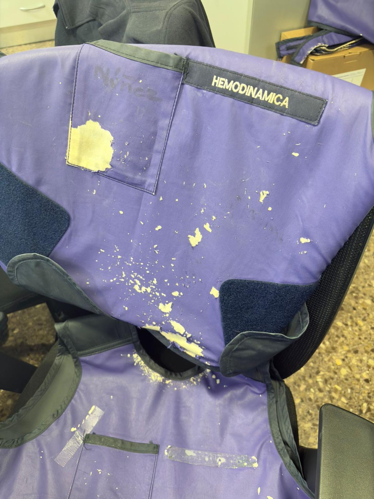 Uno de los chalecos retirados en el hospital Clínico por estar en "mal estado".