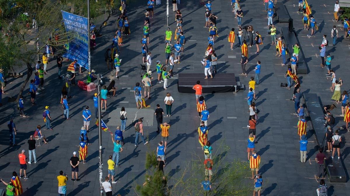 Concentración independentista frente a la Unversidad de Barcelona 