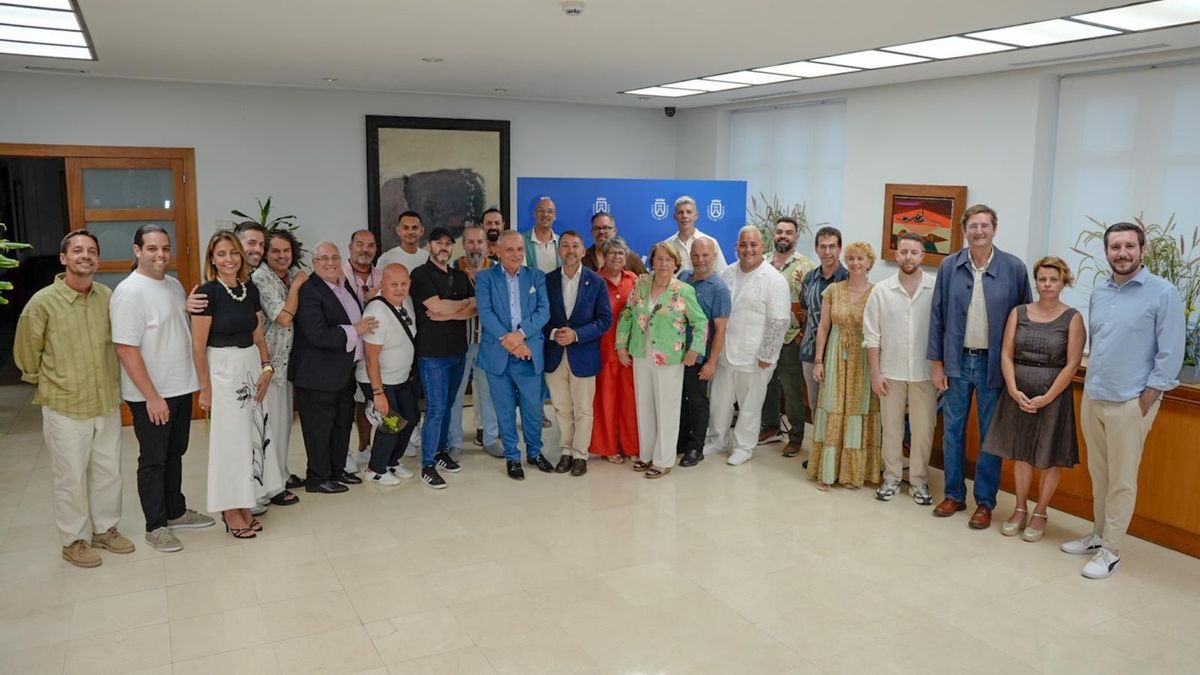 Forografía de familia de los diseñadores que cuentan con el reconomiento del Cabildo como artesanos del Carnaval.