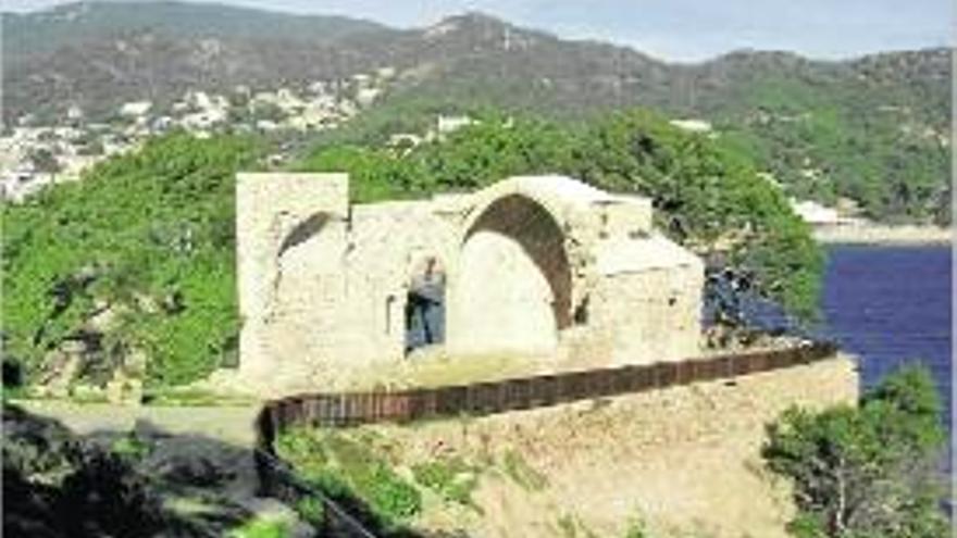 L&#039;església està ubicada en un cim de la vila amb vistes al mar.