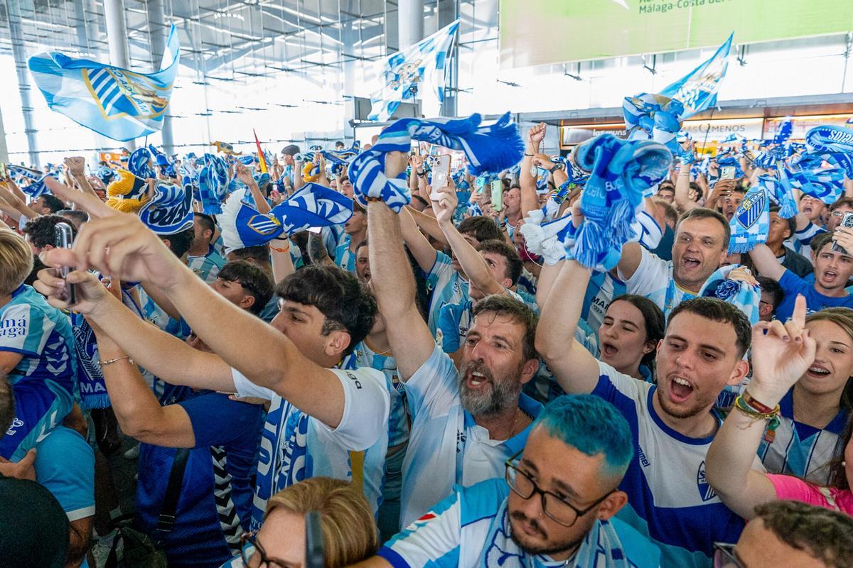 Despedida al Málaga CF en el aeropuerto antes de enfrentarse a la UD Las Palmas en el primer partido del play off de ascenso a la Primera División Despedida al Málaga CF en el aeropuerto antes de enfrentarse a la UD Las Palmas en el primer partido del play off de ascenso a la Primera División