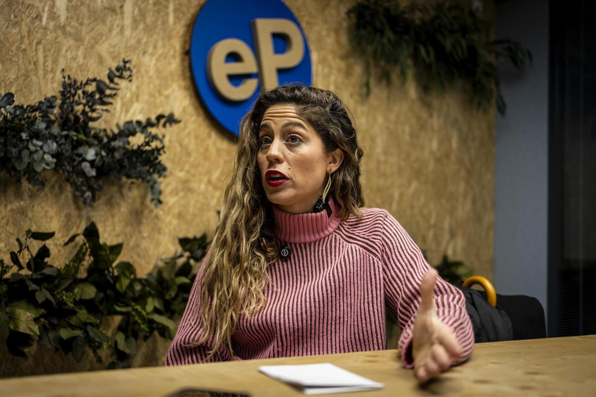 Lara Hernández, coordinadora estatal de Sumar, durante la entrevista en la sede de EL PERIÓDICO DE ARAGÓN.