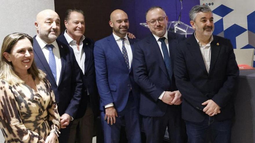 Por la izquierda, María Calvo, Guzmán Pendás, concejal de Vivienda de Gijón; Félix Baragaño, presidente de la Cámara de Gijón; Jesús Martínez, concejal de Urbanismo de Gijón, Joel García y Alejandro Calvo. | ÁNGEL GONZÁLEZ