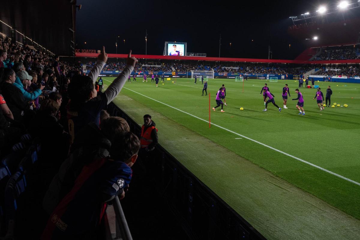 Momento durante el entrenamiento de puertas abiertas del Barça