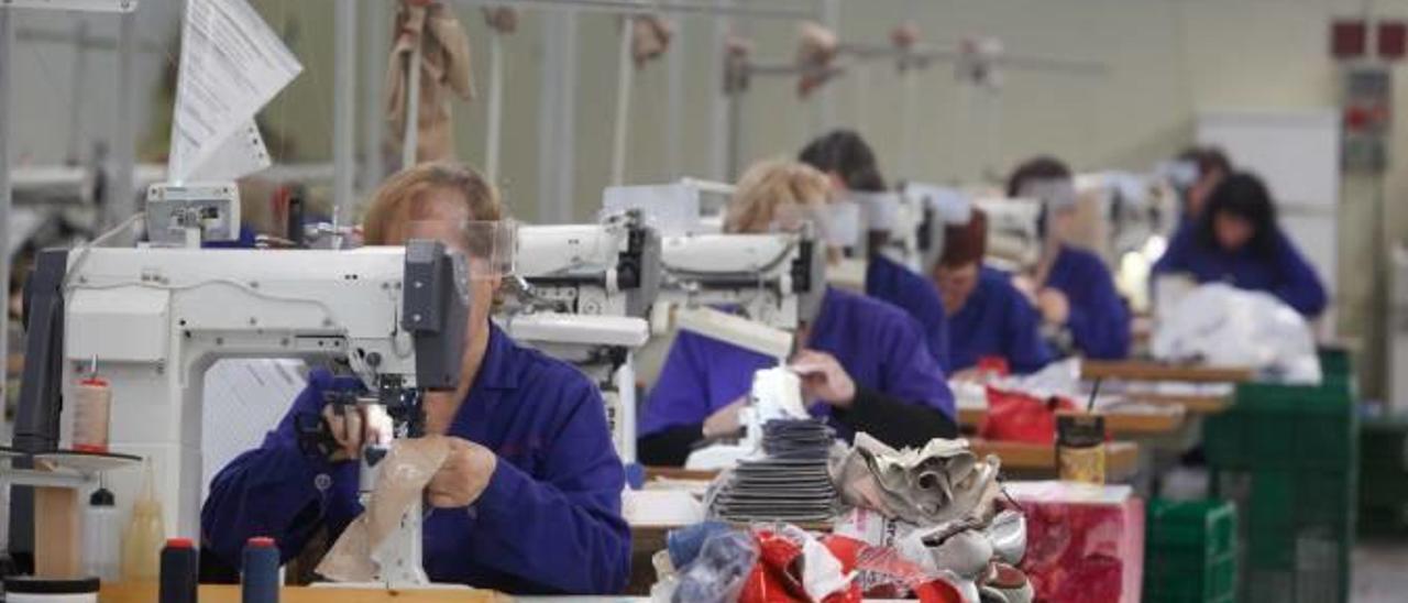 El sector de aparado de una empresa de calzado de Elche.