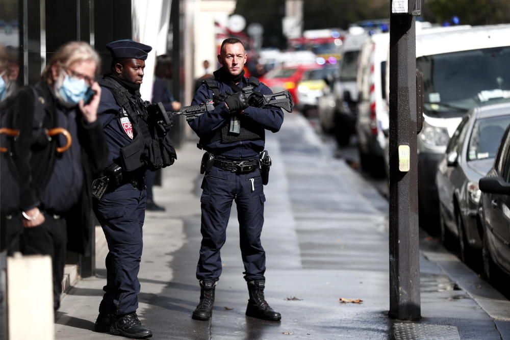 Cuatro heridos por arma blanca en París.