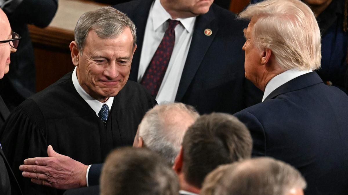 Donald Trump saluda al presidente del Tribunal Supremo, John Roberts, en su comparecencia en el Congreso el pasado 4 de marzo.