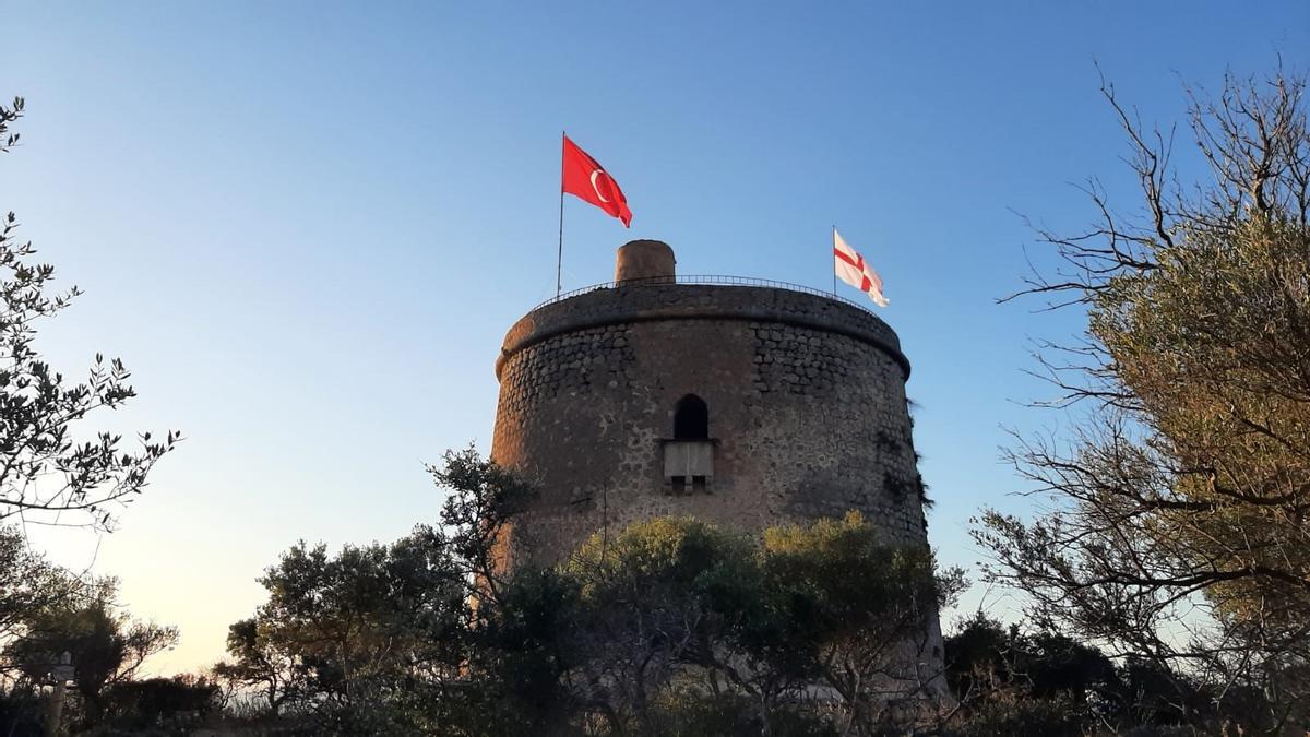 Sóller ya huele a Firó con la izada de las banderas de moros y cristianos