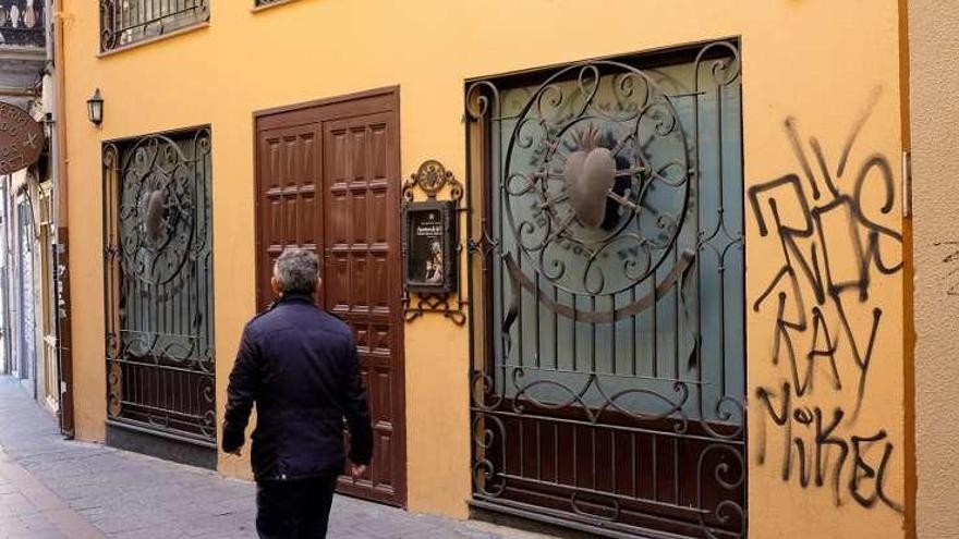 Un hombre delante de la sede de la cofradía.