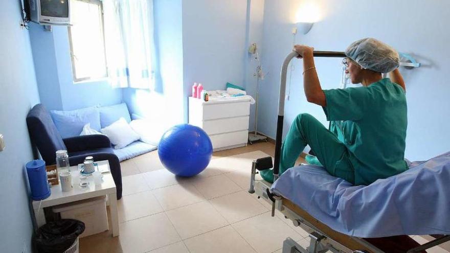 Una sala acondicionada para dar a luz de forma natural en un hospital.