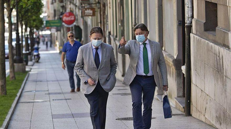 Por la izquierda, Alfredo Canteli y José Ramón Prado, ayer, en la calle Rosal.