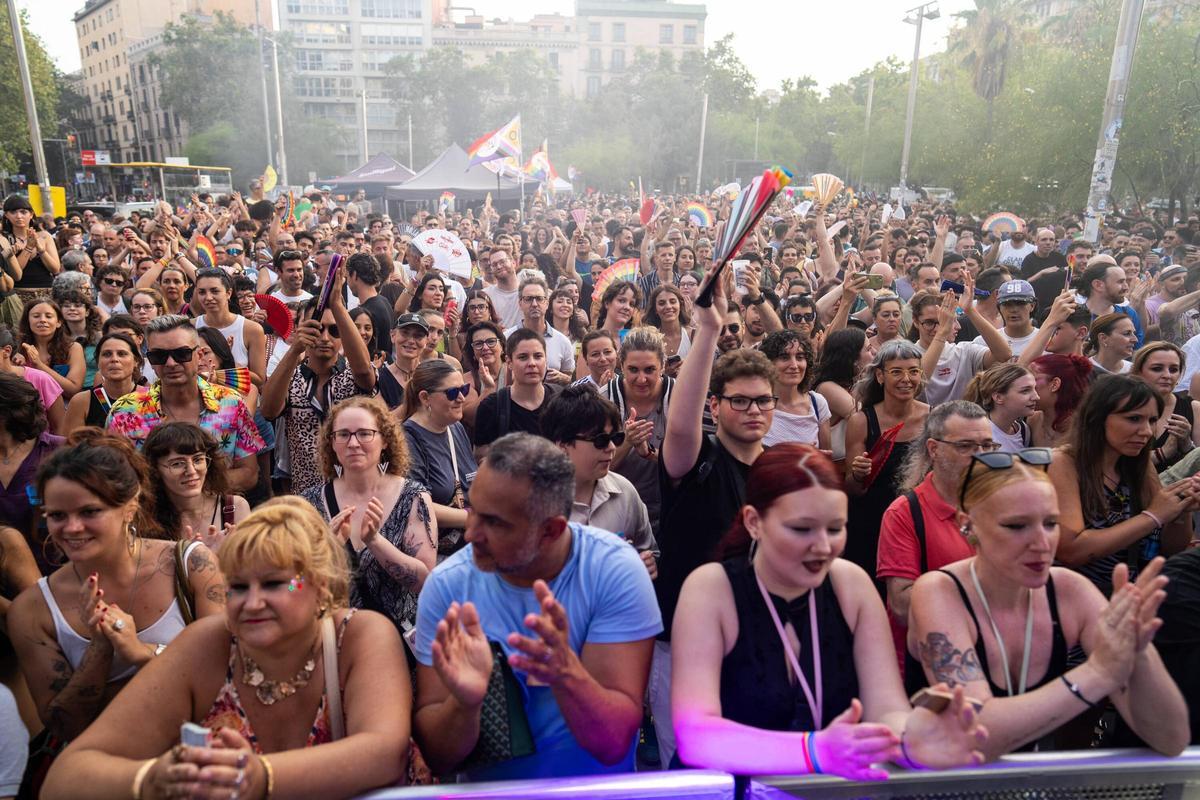 María Peláe, hace el pregón del Pride en la plaza Universitat