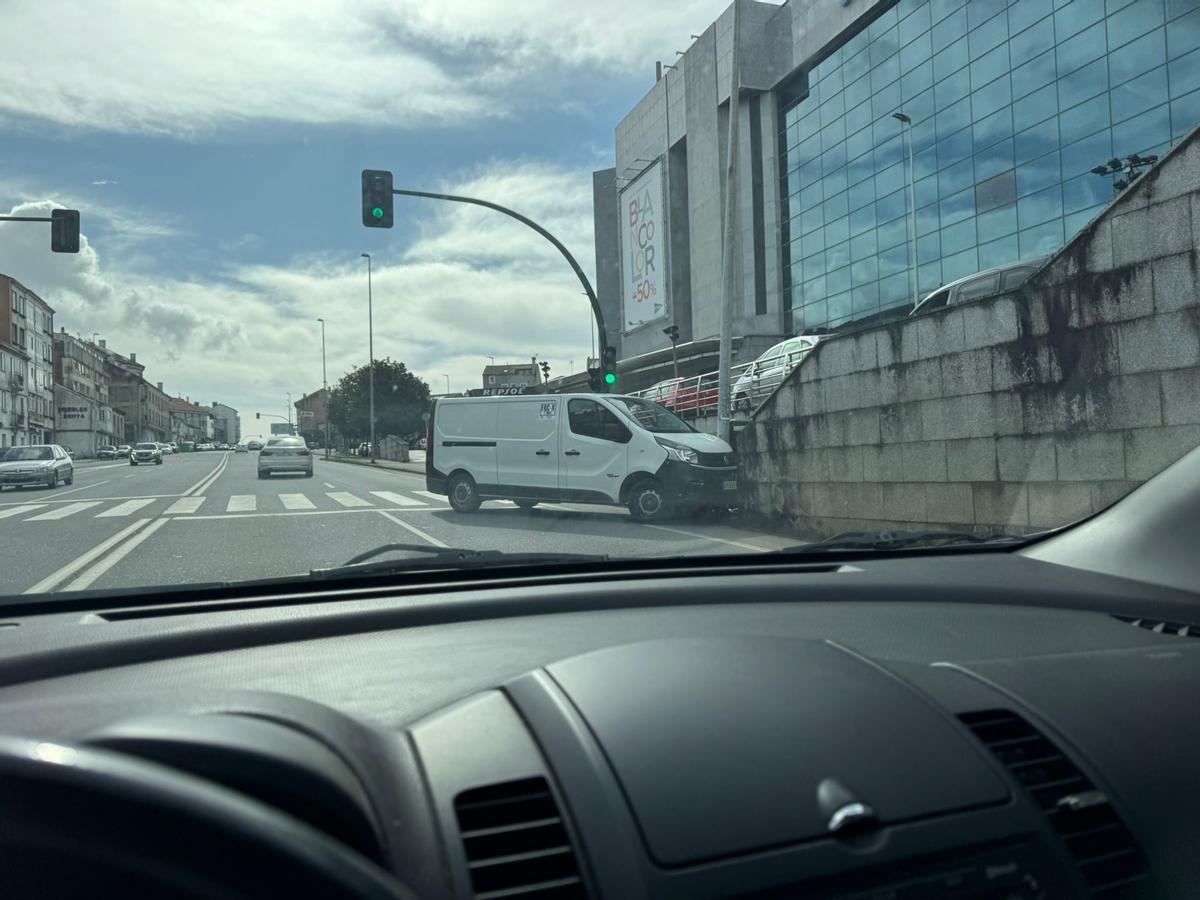 La furgoneta accidentada en e Restollal