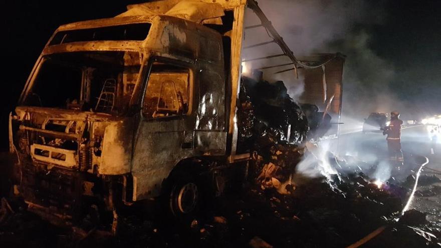 El incendio de un camión provoca retenciones en el puerto de Albaida