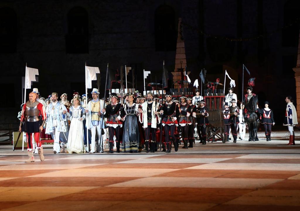 Empieza la partida del ajedrez viviente. 