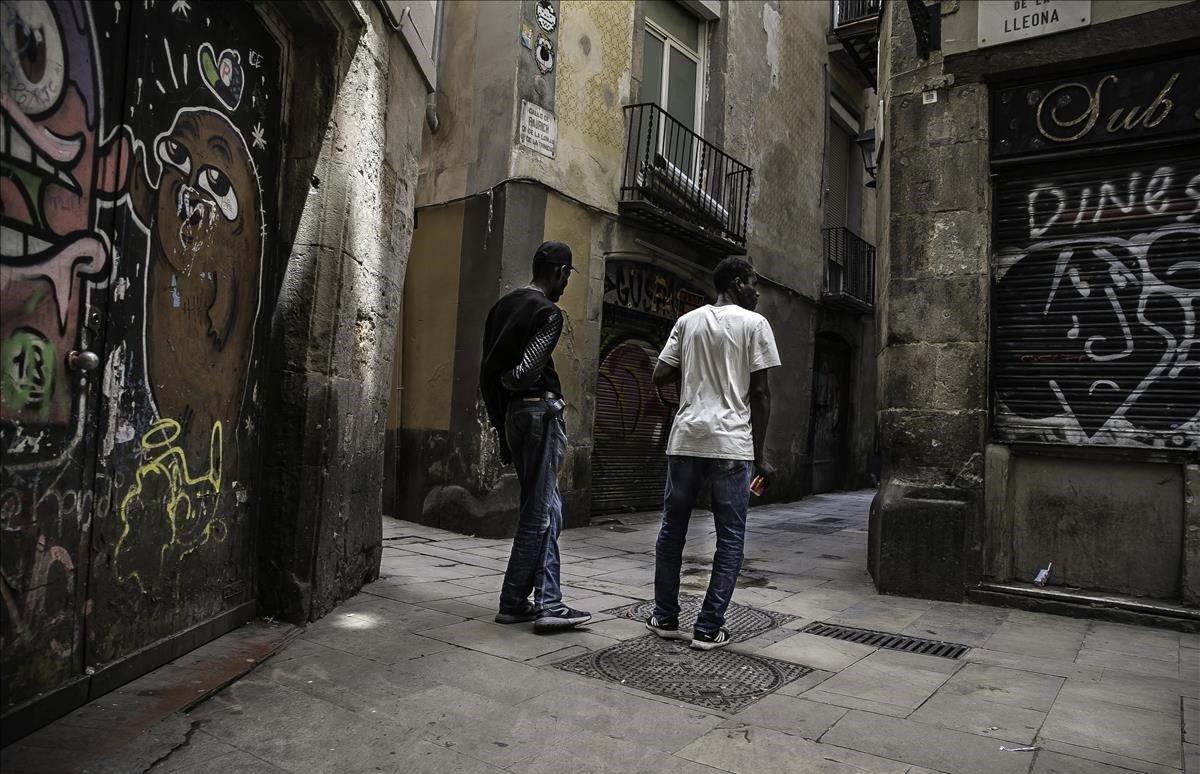 Punteros, captadores de venta de droga  en la calle dels Tres Llits cerca de la plaza Reial de Barcelona. 