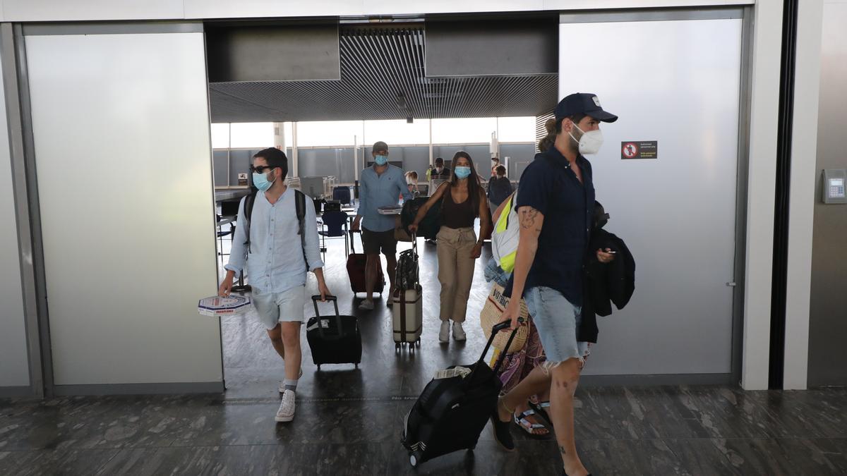 Unos pasajeros llegan desde Ibiza al aeropuerto de Zaragoza el mes pasado