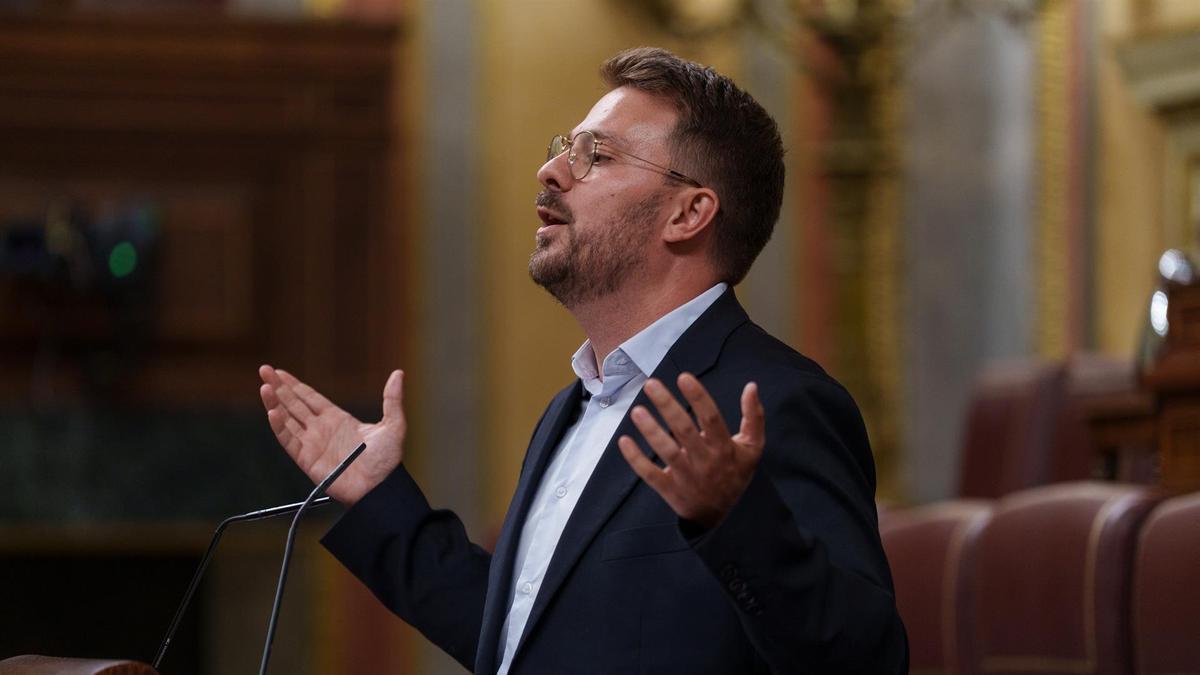 El portavoz adjunto de Sumar en el Congreso, Alberto Ibáñez, interviene durante una sesión plenaria en el Congreso de los Diputados, a 16 de junio de 2026, en Madrid (España).