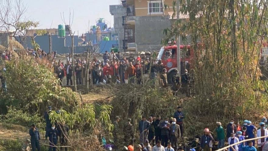 Prosigue la búsqueda de cuatro pasajeros del avión siniestrado en Nepal