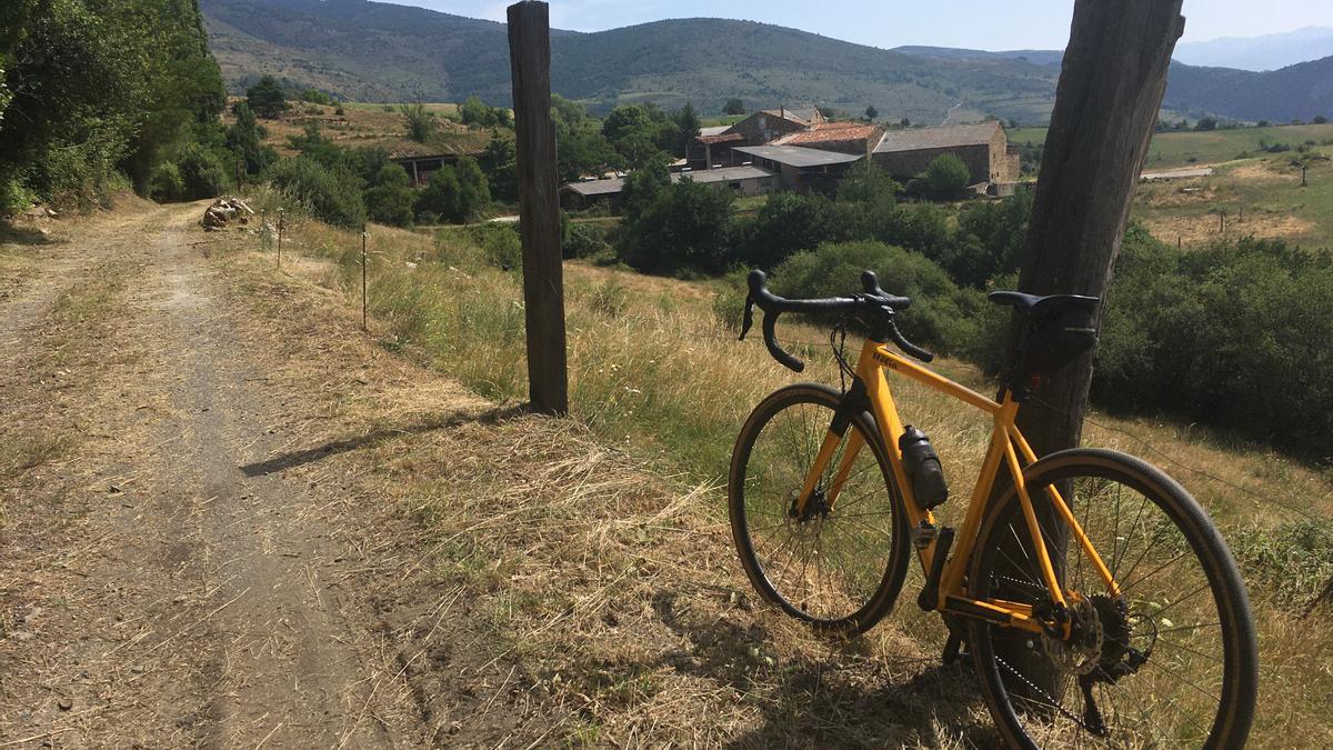 Un itinerari ciclista que recorre els camins de la Cerdanya