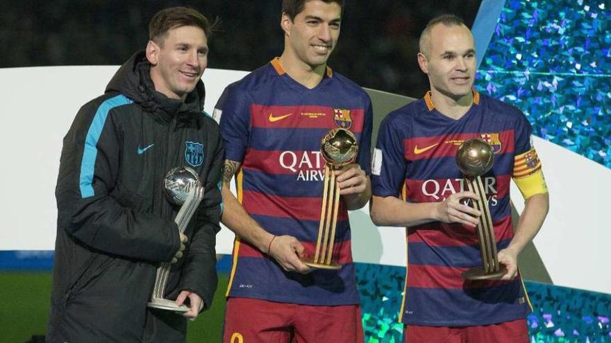 Messi, Suárez e Iniesta posan con sus respectivos galardones individuales.