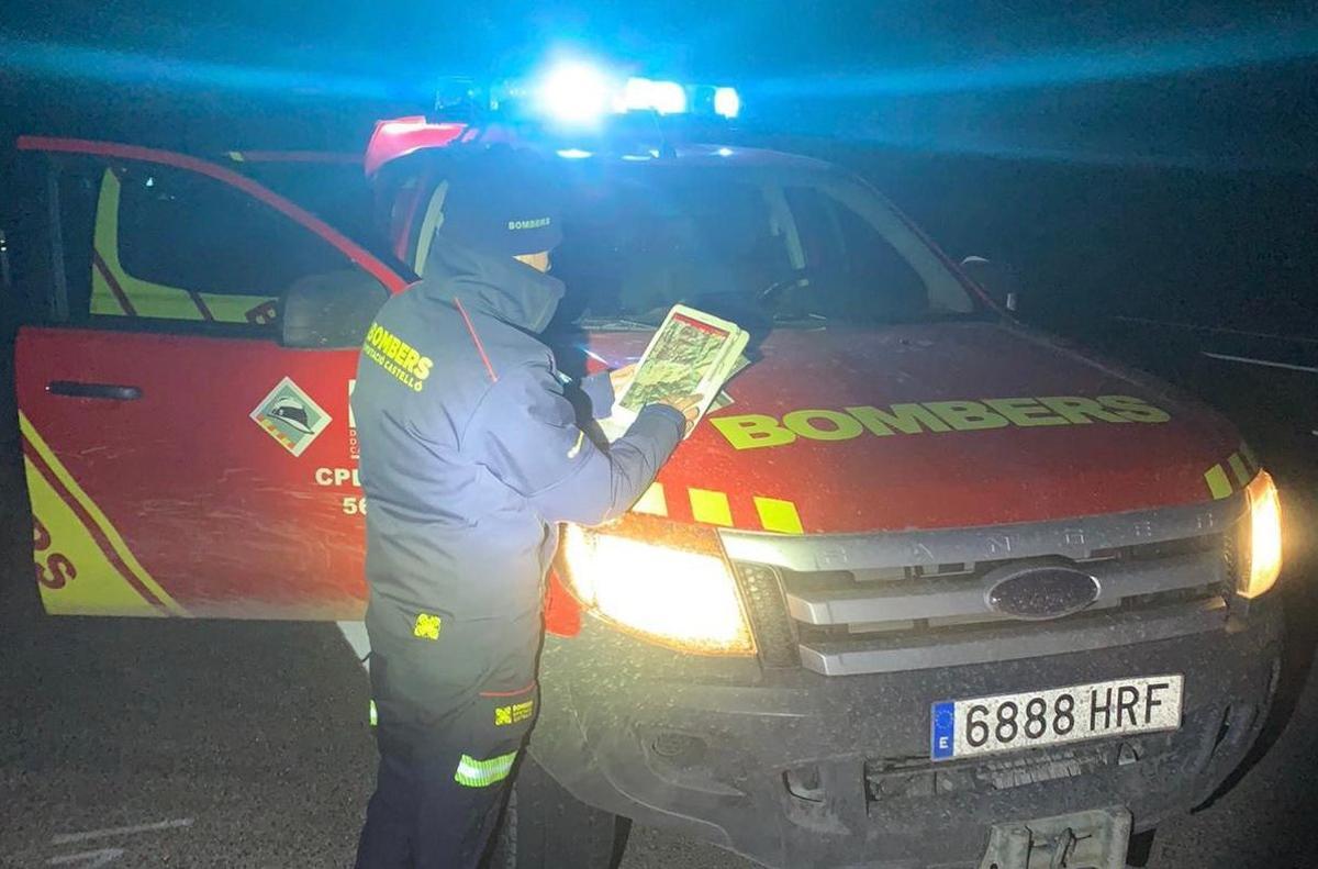 Los bomberos se han empleado a fondo para evitar males mayores durante toda la noche.