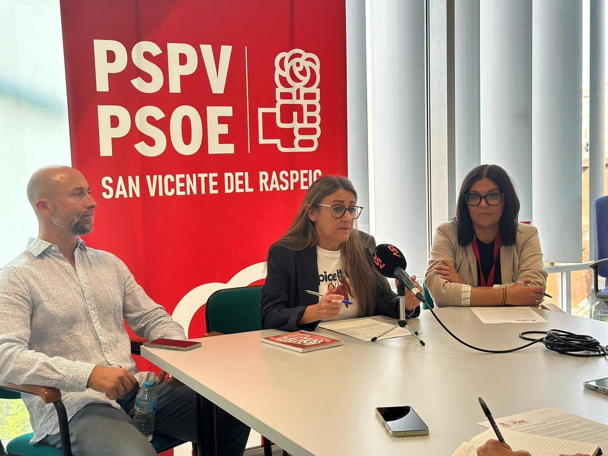 La portavoz socialista, Asún París, en el centro, durante su intervención