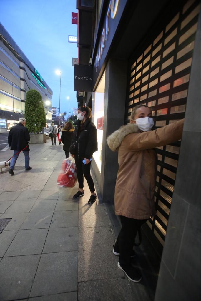 Primer día del adelanto del cierre del comercio a las 18.00 horas por las restricciones