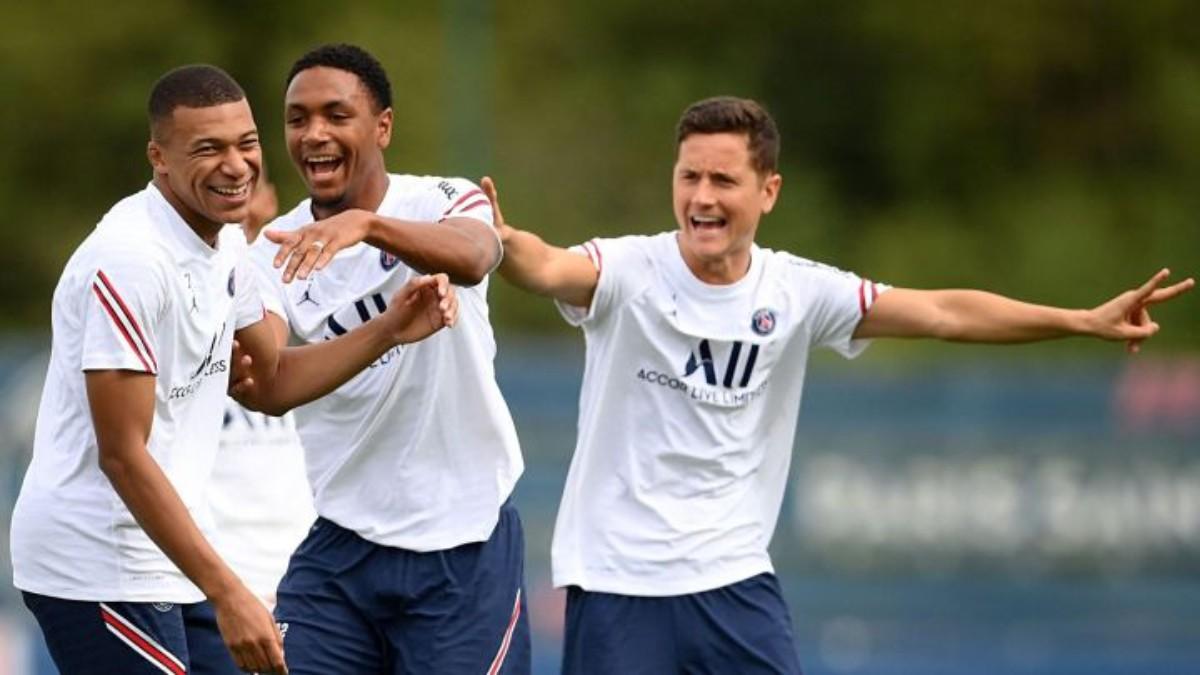 Herrera junto a Mbappé en una sesión de trabajo