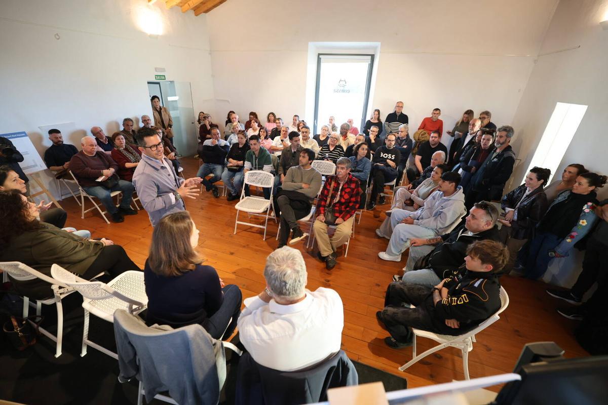 La reunión de los vecinos de sa Real con el alcalde de Ibiza, Rafael Triguero, por el proyecto del aparcamiento