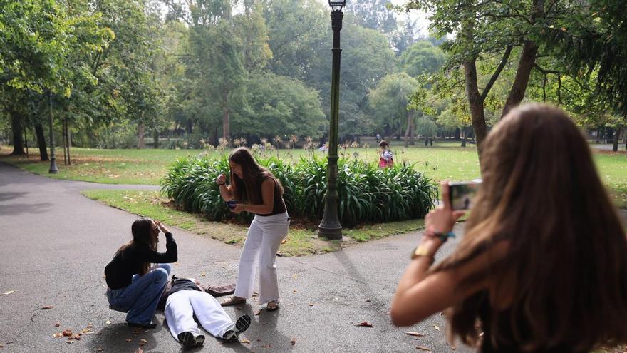 Avilés, un inmenso plató de cine para los estudiantes de la ciudad: "Viendo lo que nos cuesta a nosotros, no me quiero imaginar cuando ruedan una película de verdad"
