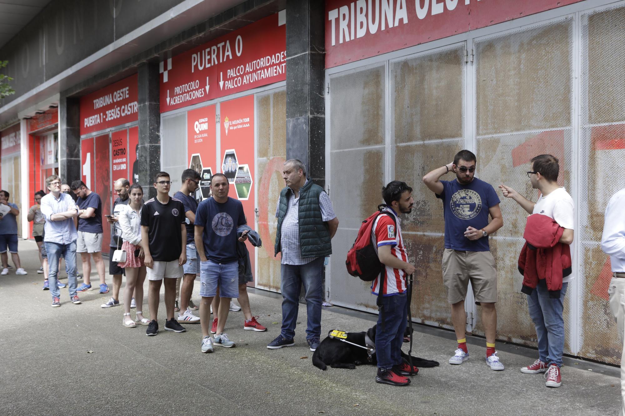 Los primeros aficionados del Sporting de Gijón renuevan sus abonos