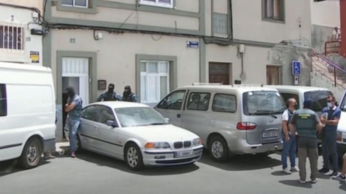 Los agentes durante los registros realizados hoy en el barrio de San Juan.