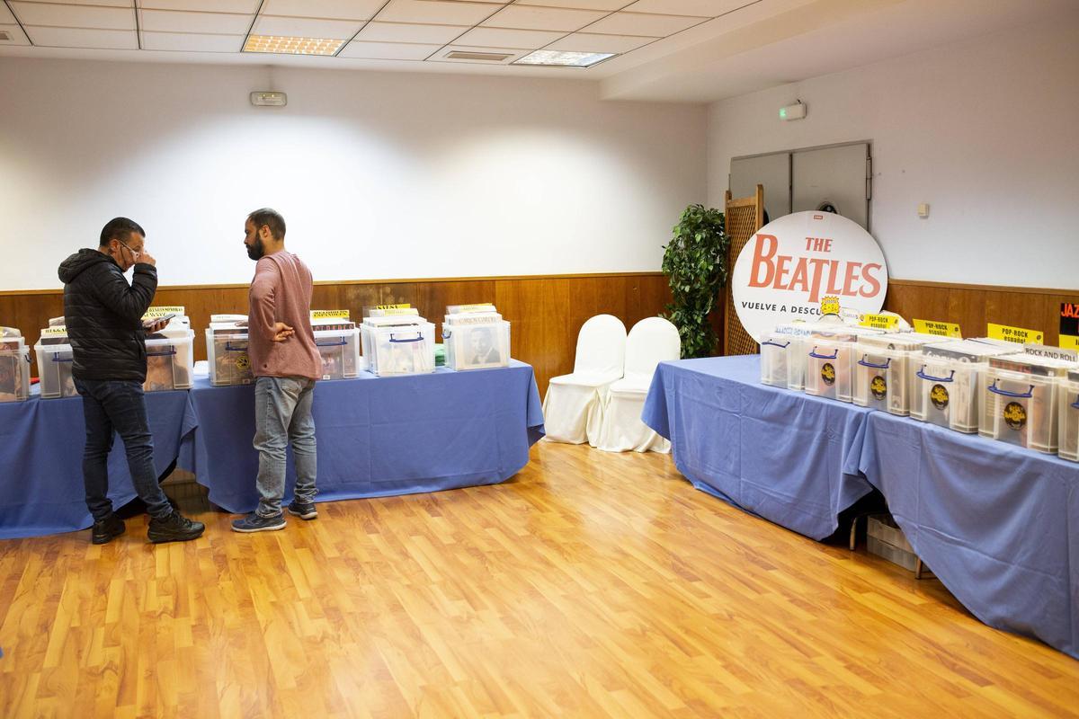 Galería | La Feria del Disco trae a Cáceres las mejores canciones de la historia