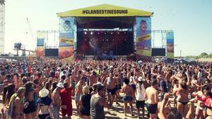 Escenario de día en el Arenal Sound.