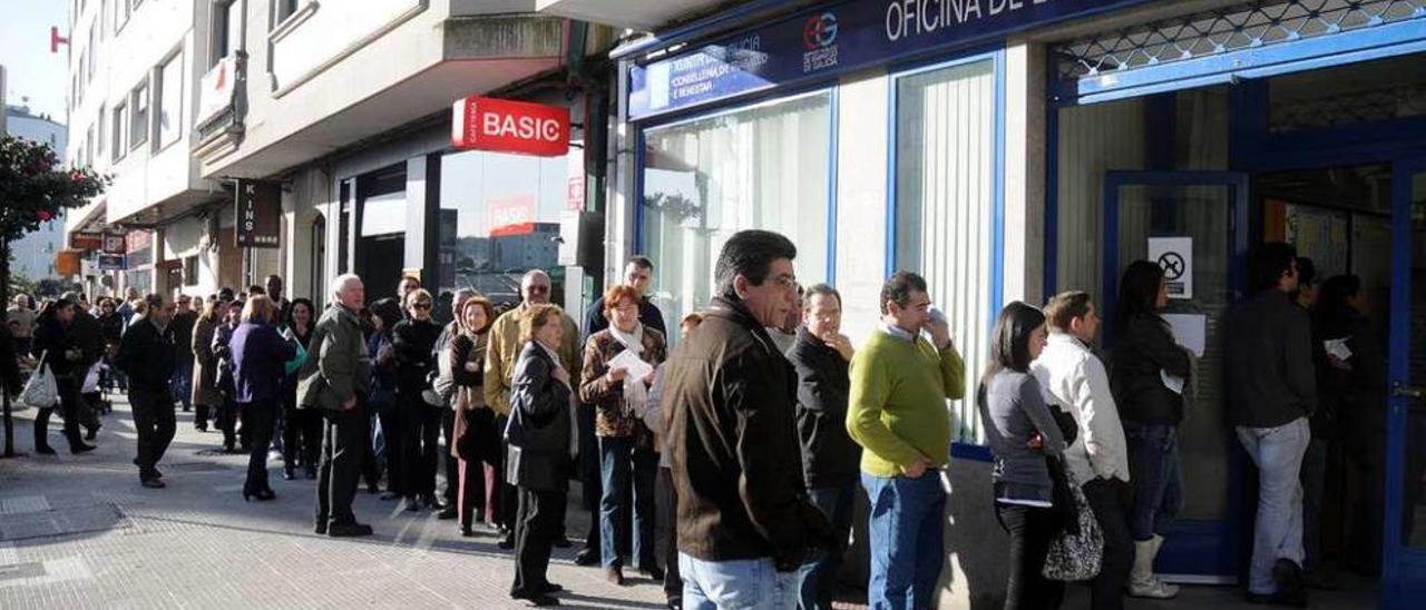 Cola del paro en una oficina de empleo de Pontevedra. // Rafa Vázquez