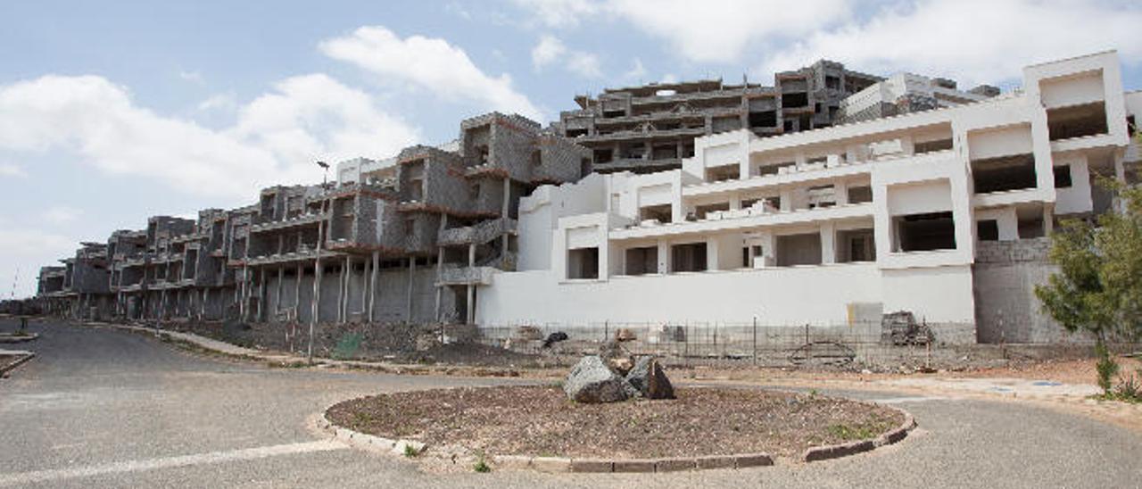 Obras a mitad de ejecución en la urbanización El Castillo de Caleta de Fuste (Antigua), con 121 viviendas.