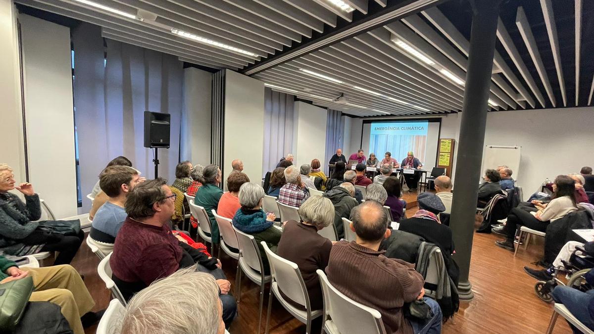 Asistentes al foro sobre municipalismo celebrado en el Centre Octubre.