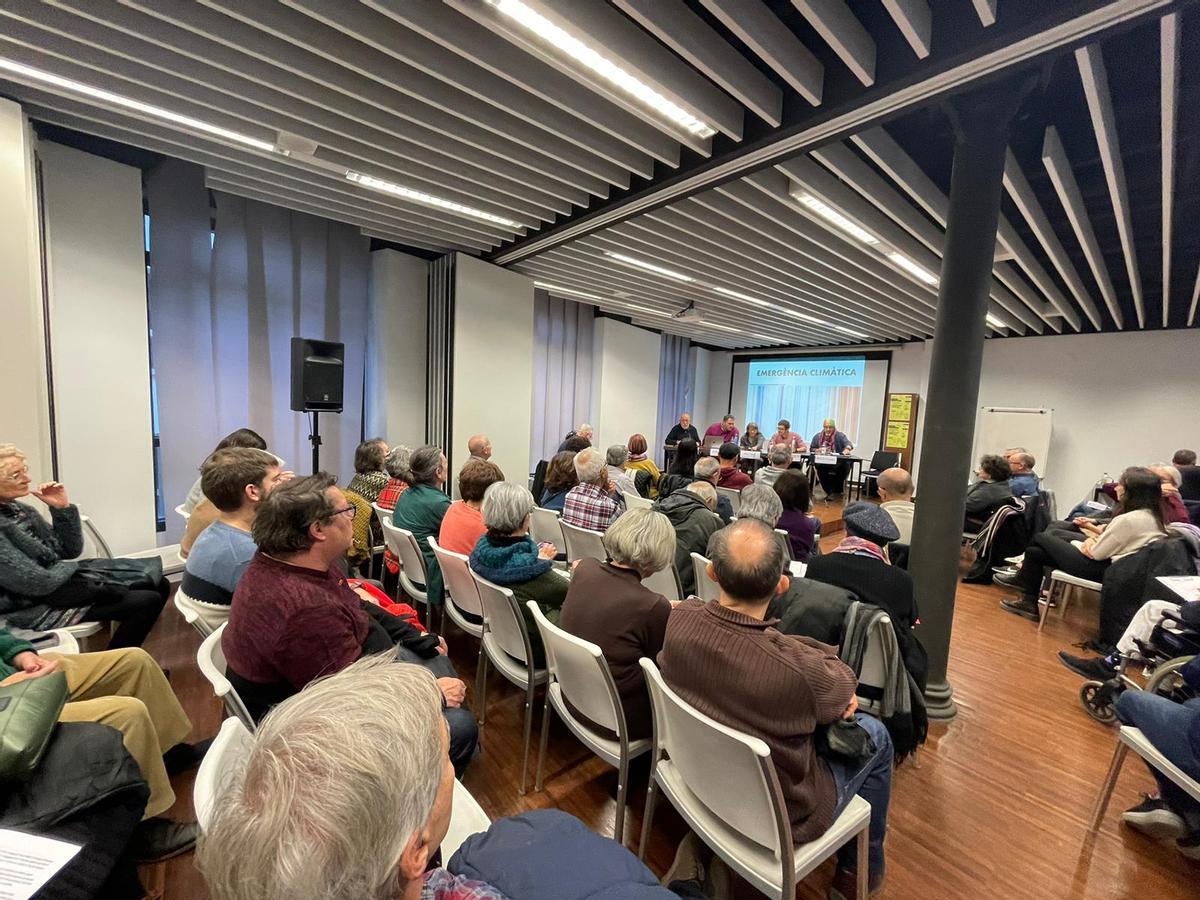 Asistentes al foro sobre municipalismo celebrado en el Centre Octubre.