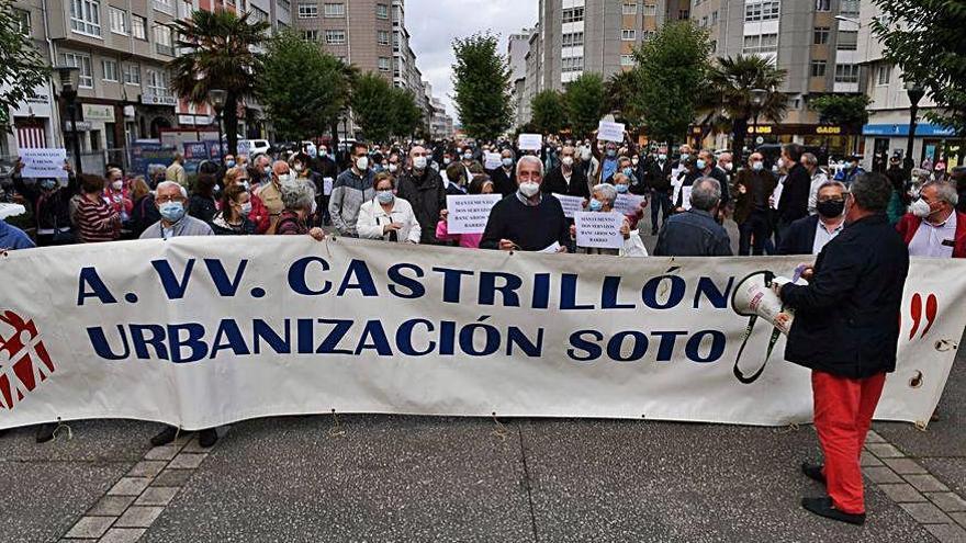 Vecinos, ayer, en la plaza de A Concordia.