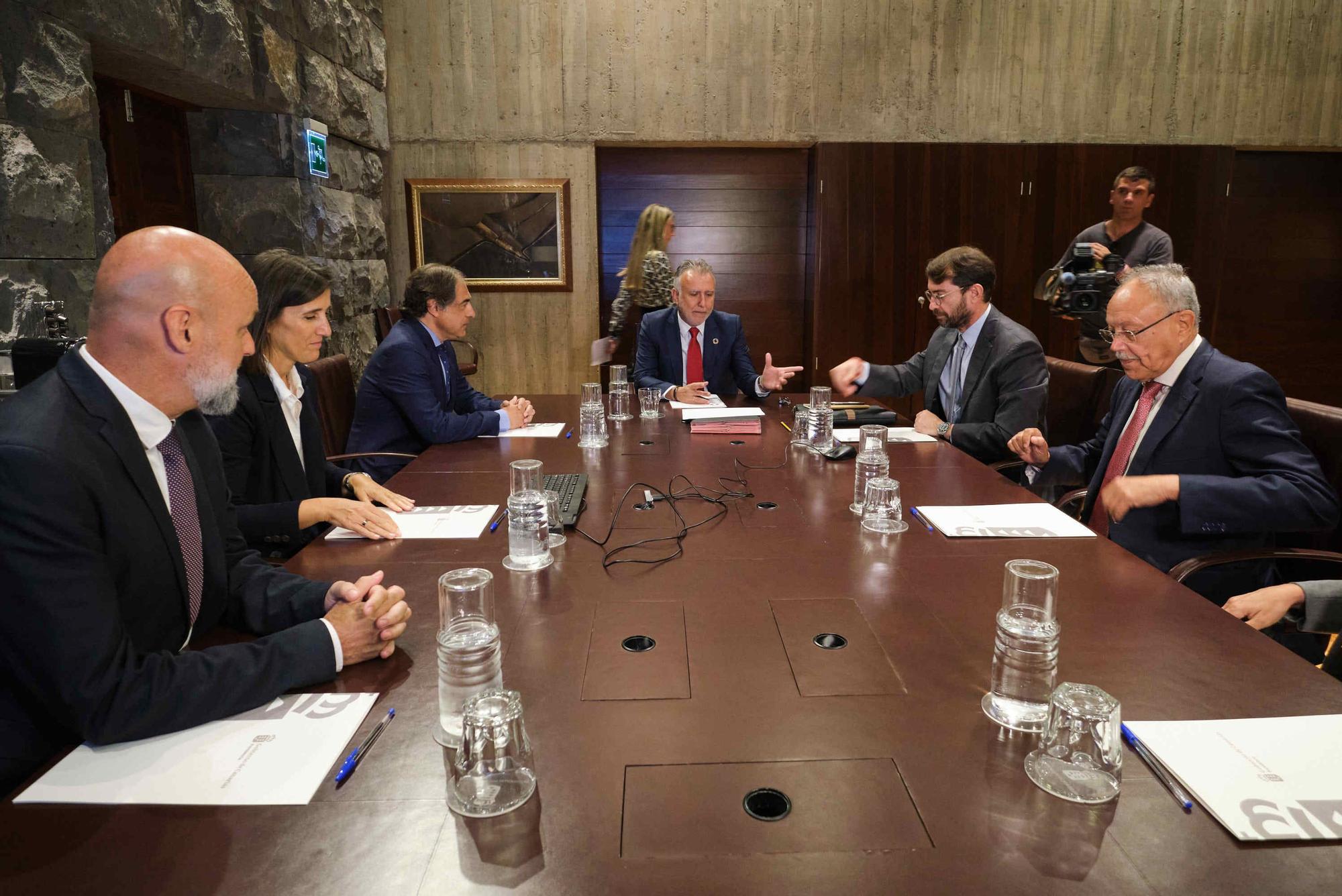 Reunión de responsables de Philip Morris con Ángel Víctor Torres