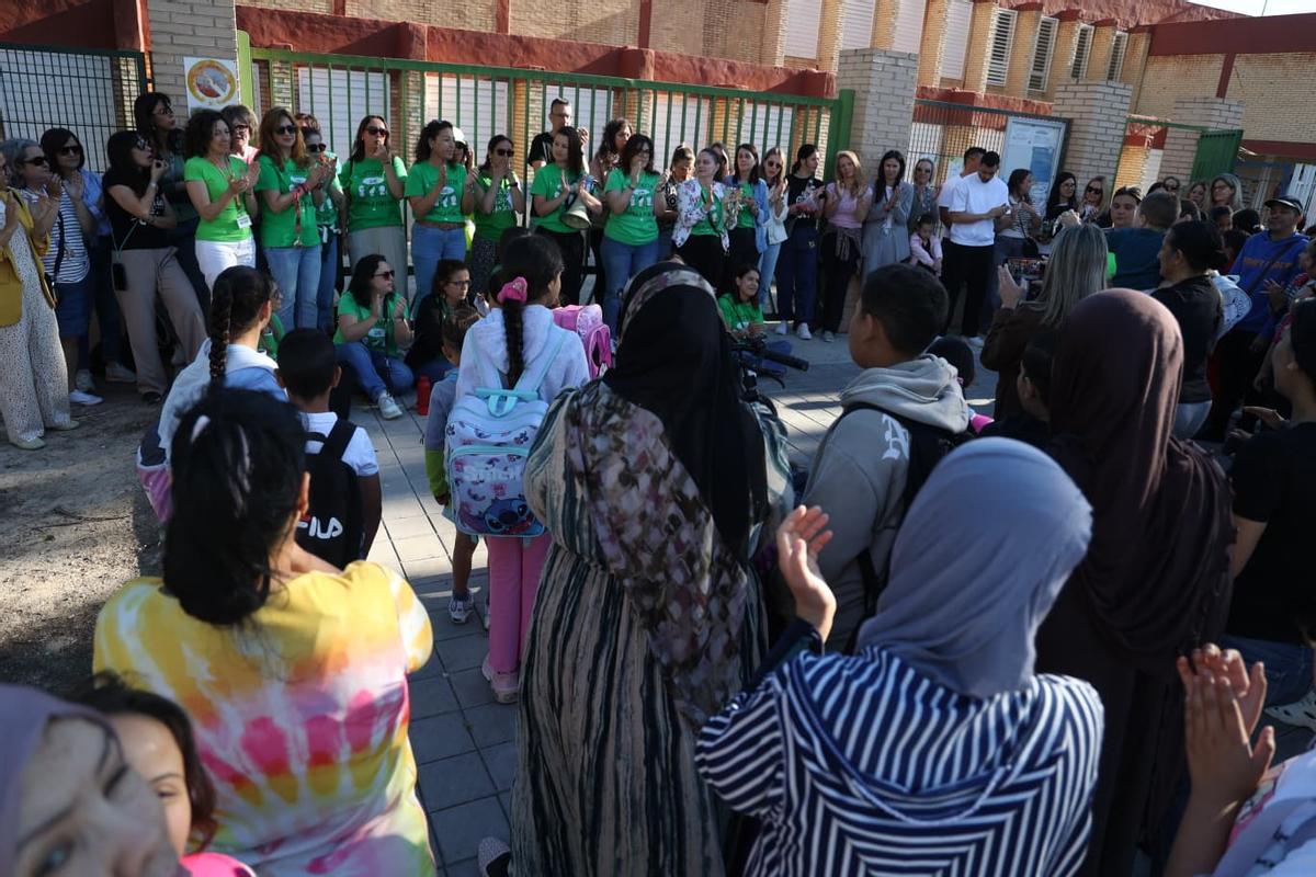 Las maestras del colegio Gloria Fuertes, durante la protesta celebrada este miércoles